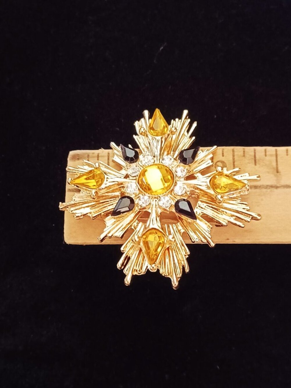 A Golden Beauty Brooch - Picture 4 of 4